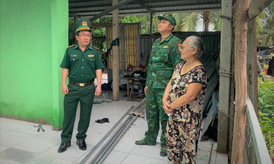 Đồn Bi&ecirc;n ph&ograve;ng Mỹ Thạnh T&acirc;y: Thăm, hỗ trợ người d&acirc;n bị tốc m&aacute;i do gi&ocirc;ng lốc