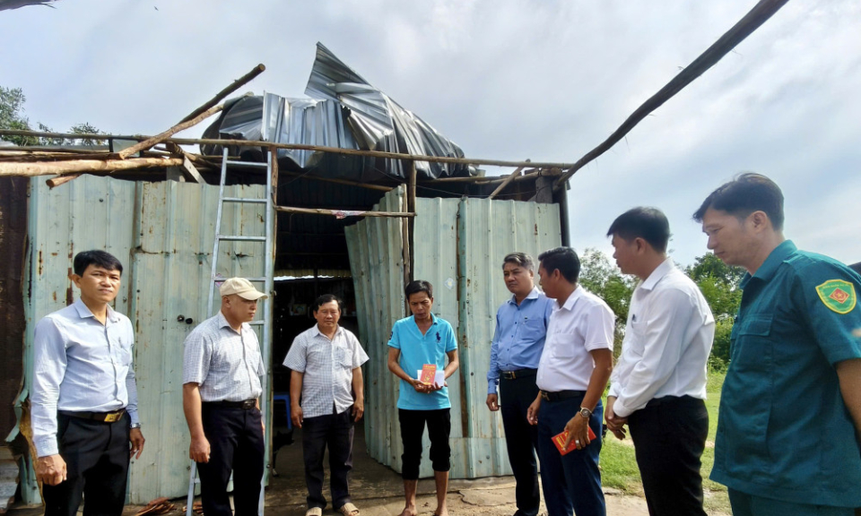 Đ&ocirc;ng Th&agrave;nh: Thăm, hỗ trợ đột xuất c&aacute;c hộ d&acirc;n bị ảnh hưởng do gi&ocirc;ng lốc