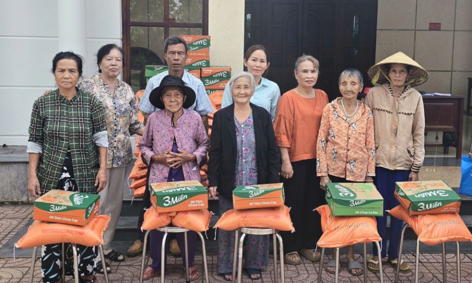 X&atilde; T&acirc;n Ch&acirc;u trao tặng 200 phần qu&agrave; cho người ngh&egrave;o