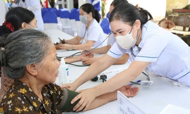 Triển khai giải ph&aacute;p đột ph&aacute;, tăng cường bảo vệ, chăm s&oacute;c v&agrave; n&acirc;ng cao sức khỏe nh&acirc;n d&acirc;n