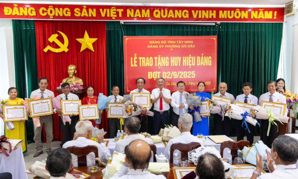 Phường G&ograve; Dầu trao tặng Huy hiệu Đảng cho 25 đảng vi&ecirc;n