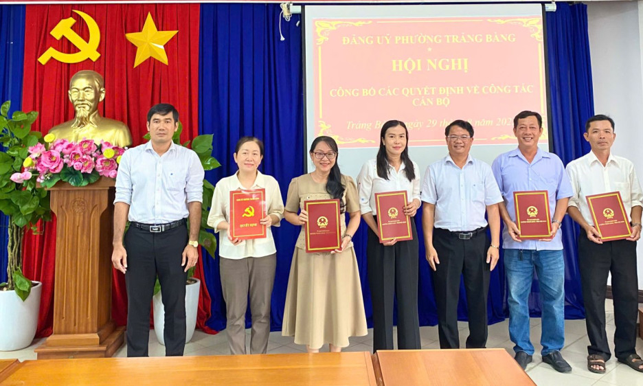 Phường Trảng B&agrave;ng trao quyết định về c&ocirc;ng t&aacute;c c&aacute;n bộ