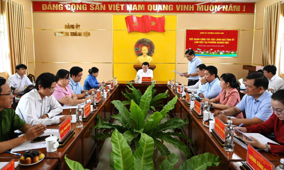 Ph&oacute; B&iacute; thư Tỉnh ủy Nguyễn Thanh Hải l&agrave;m việc với Ban Thường vụ Đảng uỷ phường Kh&aacute;nh Hậu