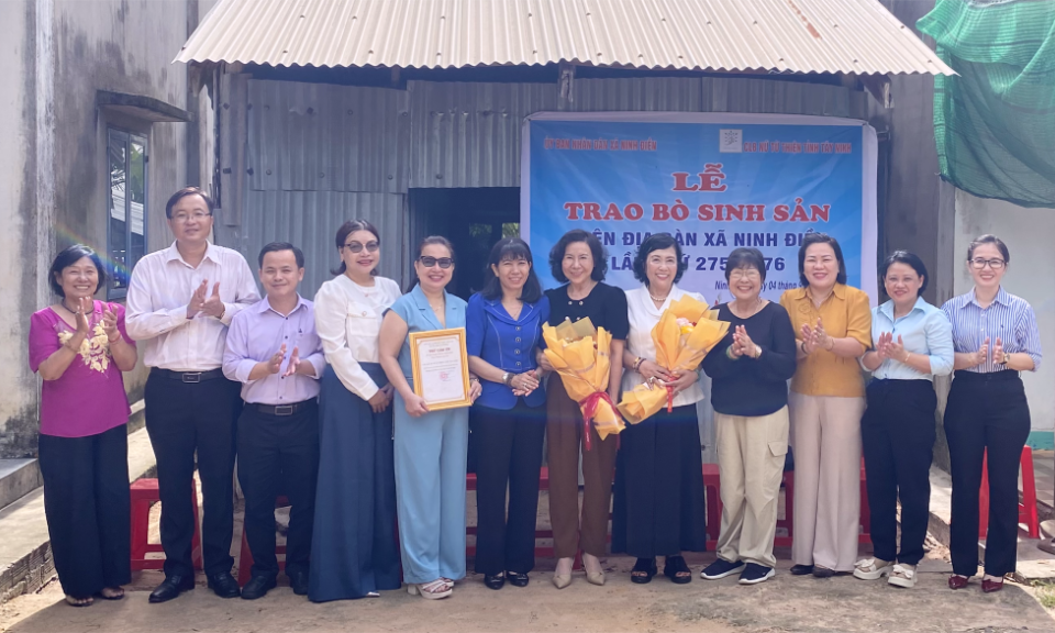 Trao tặng b&ograve; sinh sản cho phụ nữ kh&oacute; khăn x&atilde; Ninh Điền