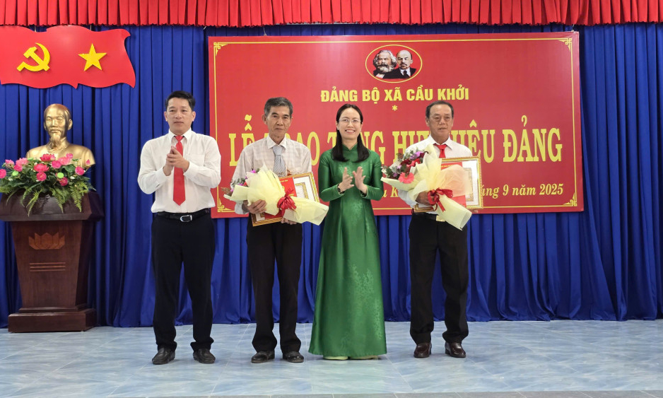 X&atilde; Cầu Khởi trao Huy hiệu Đảng cho 4 đảng vi&ecirc;n