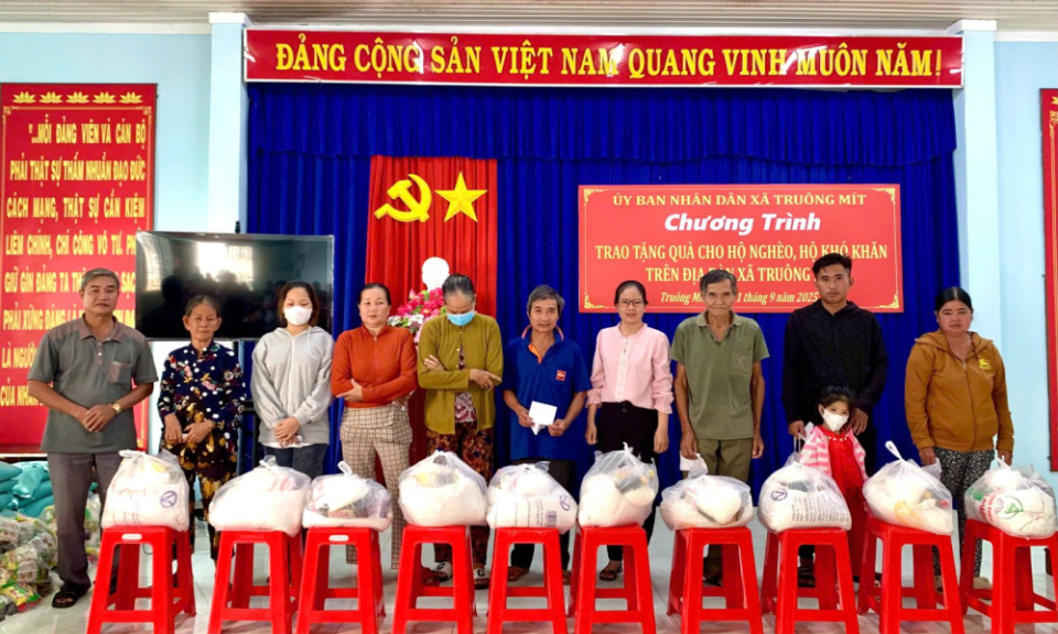 X&atilde; Tru&ocirc;ng M&iacute;t: Trao tặng qu&agrave; v&agrave; sổ tiết kiệm cho hộ ngh&egrave;o, hộ c&oacute; ho&agrave;n cảnh kh&oacute; khăn