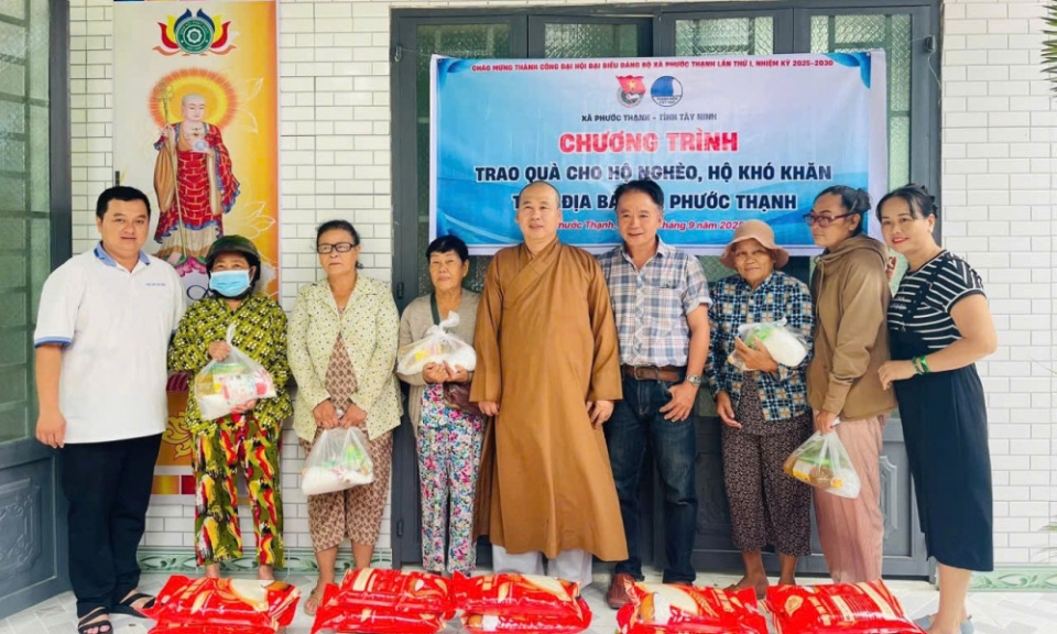 X&atilde; Phước Thạnh trao qu&agrave; cho người d&acirc;n c&oacute; ho&agrave;n cảnh kh&oacute; khăn