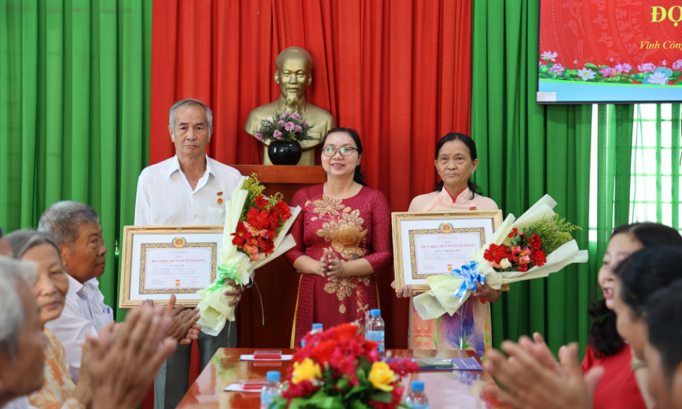 Đảng ủy x&atilde; Vĩnh C&ocirc;ng trao Huy hiệu Đảng đợt 02/9