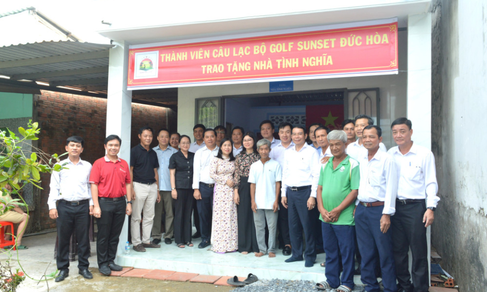 Trao nh&agrave; t&igrave;nh nghĩa cho th&acirc;n nh&acirc;n liệt sĩ c&oacute; ho&agrave;n cảnh kh&oacute; khăn về nh&agrave; ở tại x&atilde; Đức H&ograve;a