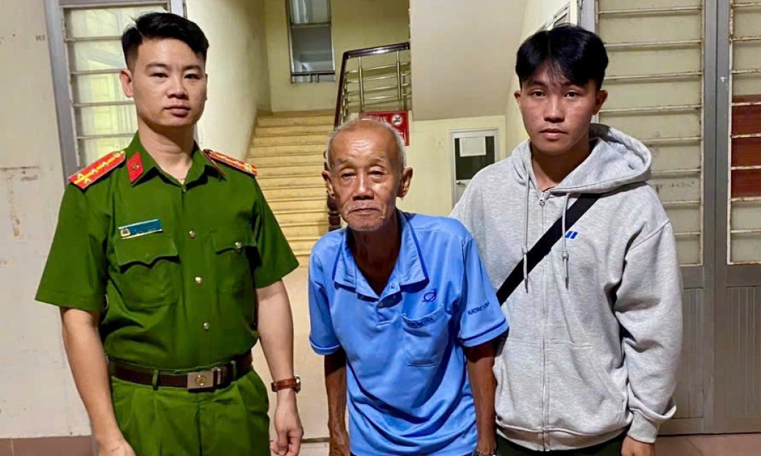 C&ocirc;ng an x&atilde; Thủ Thừa hỗ trợ t&igrave;m người th&acirc;n cho cụ &ocirc;ng 77 tuổi đi lạc