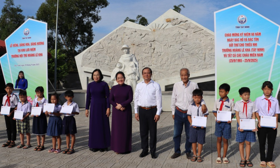 Kỷ niệm 60 năm ng&agrave;y B&aacute;c Hồ v&agrave; B&aacute;c T&ocirc;n gửi thư cho thiếu nhi Trường Ho&agrave;ng L&ecirc; Kha v&agrave; c&aacute;c ch&aacute;u miền Nam