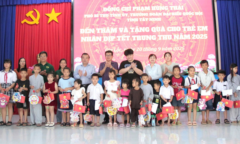 Ph&oacute; B&iacute; thư Tỉnh ủy Phạm H&ugrave;ng Th&aacute;i trao qu&agrave; trung thu cho trẻ em tại phường Gia Lộc