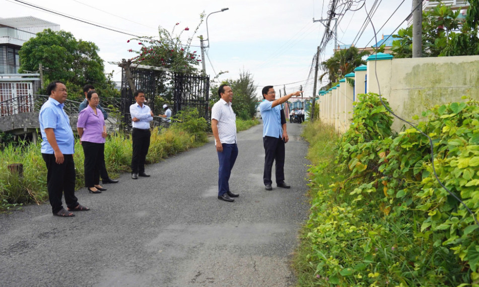 L&atilde;nh đạo x&atilde; Phước Vĩnh T&acirc;y khảo s&aacute;t c&aacute;c c&ocirc;ng tr&igrave;nh chuẩn bị đầu tư