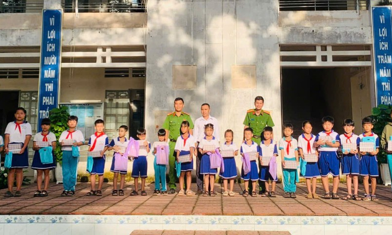 C&ocirc;ng an x&atilde; T&acirc;n Ch&acirc;u: Lan tỏa y&ecirc;u thương, tiếp sức học sinh ngh&egrave;o đến trường