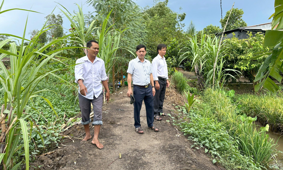 L&atilde;nh đạo UBND x&atilde; T&acirc;n Thạnh kiểm tra t&igrave;nh h&igrave;nh sản xuất n&ocirc;ng nghiệp