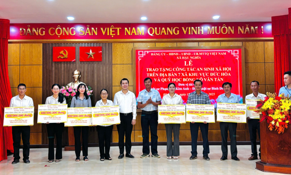 Tặng kinh ph&iacute; thực hiện c&ocirc;ng t&aacute;c an sinh x&atilde; hội cho 7 x&atilde; khu vực Đức H&ograve;a