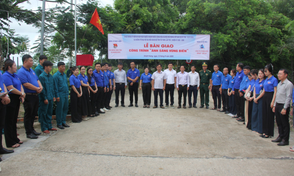 Kh&aacute;nh th&agrave;nh c&ocirc;ng tr&igrave;nh '&Aacute;nh s&aacute;ng v&ugrave;ng bi&ecirc;n' tại x&atilde; Kh&aacute;nh Hưng