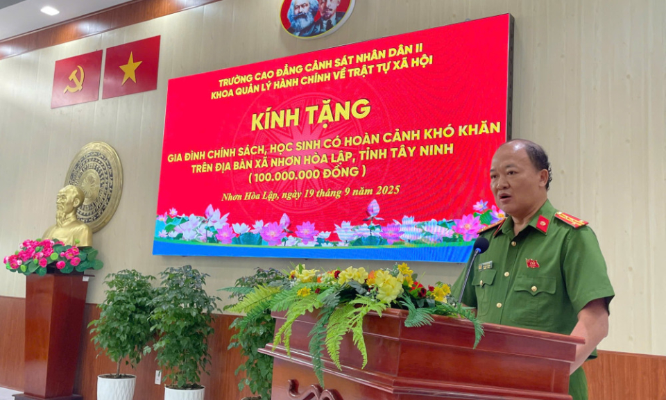 Trường Cao đẳng Cảnh s&aacute;t Nh&acirc;n d&acirc;n II trao qu&agrave; tại x&atilde; Nhơn H&ograve;a Lập