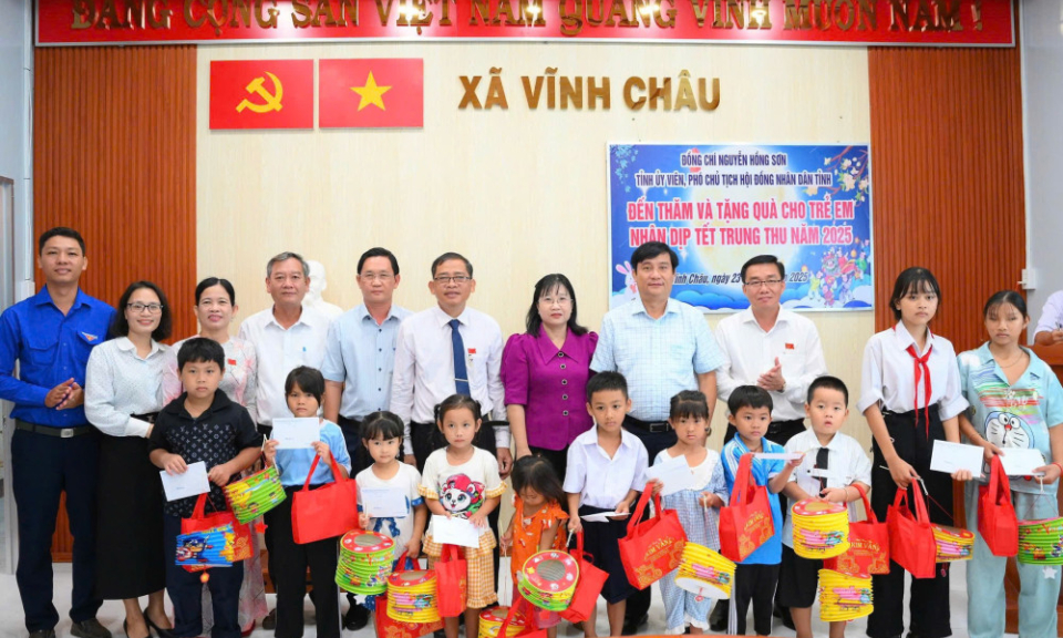 Ph&oacute; Chủ tịch HĐND tỉnh Nguyễn Hồng Sơn thăm, tặng qu&agrave; Trung thu cho trẻ em tại x&atilde; Vĩnh Ch&acirc;u