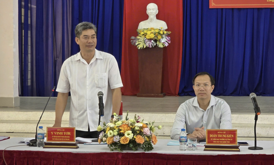 Đo&agrave;n c&ocirc;ng t&aacute;c Bộ D&acirc;n tộc v&agrave; T&ocirc;n gi&aacute;o l&agrave;m việc tại x&atilde; Long Chữ, x&atilde; Phước Vinh