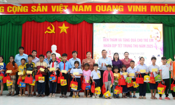 Ph&oacute; B&iacute; thư Tỉnh ủy Phạm H&ugrave;ng Th&aacute;i thăm, tặng qu&agrave; trung thu tại x&atilde; B&igrave;nh Hiệp