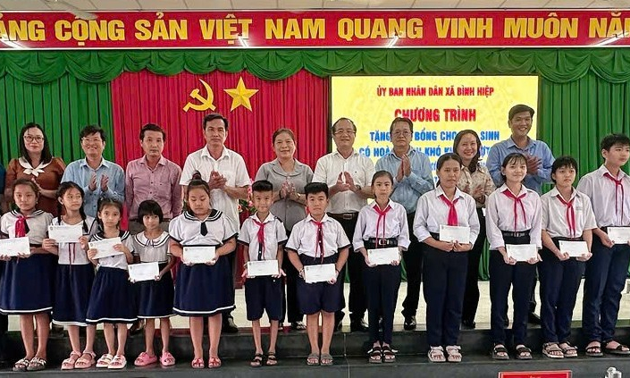 Ph&oacute; Chủ tịch UBND tỉnh Nguyễn Hồng Thanh trao học bổng cho học sinh tại x&atilde; B&igrave;nh Hiệp