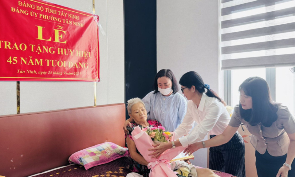 Đảng ủy phường T&acirc;n Ninh trao Huy hiệu Đảng cho đảng vi&ecirc;n