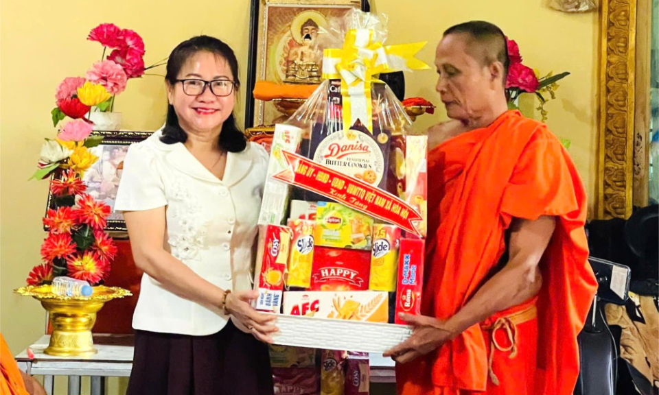 L&atilde;nh đạo x&atilde; H&ograve;a Hội thăm, ch&uacute;c mừng lễ Sen Dolta của đồng b&agrave;o Khmer