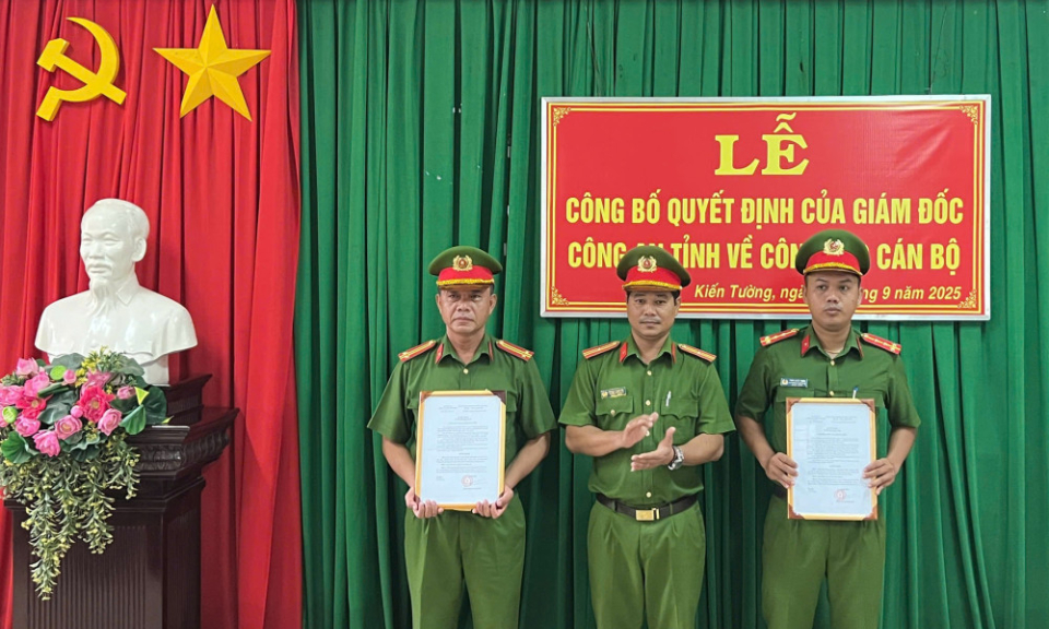 Phường Kiến Tường: C&ocirc;ng bố quyết định của Gi&aacute;m đốc C&ocirc;ng an tỉnh về c&ocirc;ng t&aacute;c c&aacute;n bộ