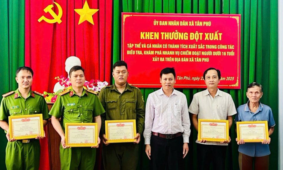 X&atilde; T&acirc;n Ph&uacute;: Khen thưởng đột xuất lực lượng C&ocirc;ng an ph&aacute; &aacute;n