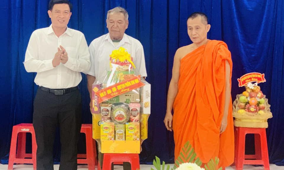 L&atilde;nh đạo phường B&igrave;nh Minh ch&uacute;c Tết Sen Dolta tại ch&ugrave;a Khmer Khedol