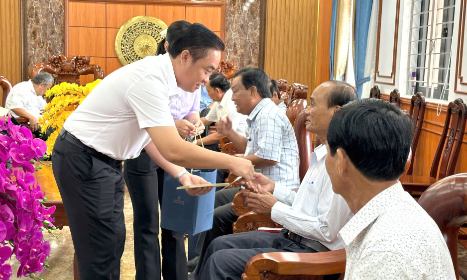 X&atilde; T&acirc;n Thạnh: Trao qu&agrave; Trung thu của Chủ tịch UBND TP.HCM