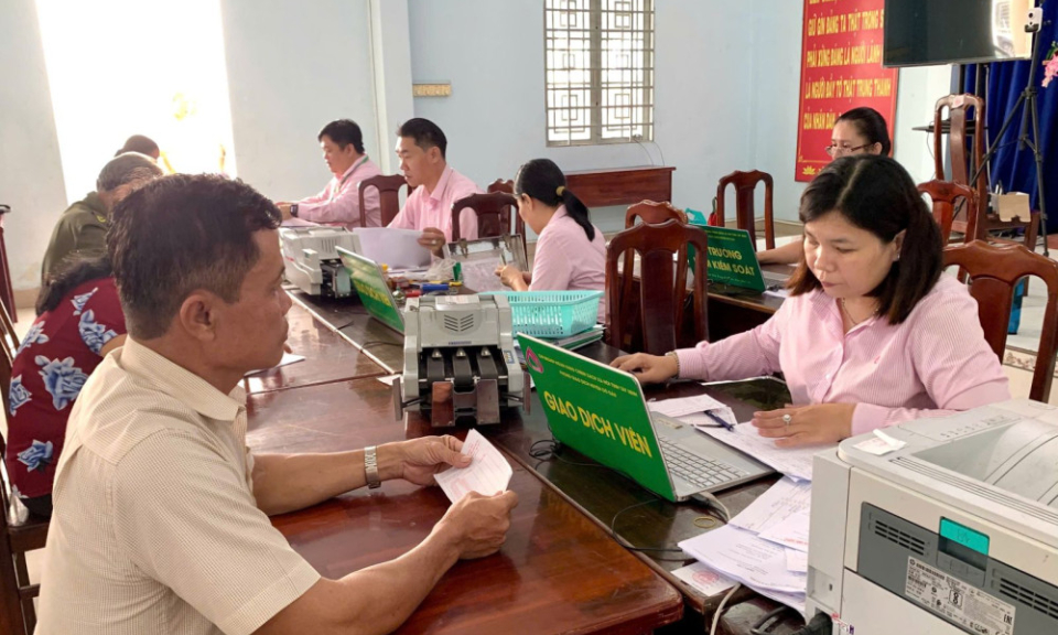 Giải ng&acirc;n 2 tỉ đồng nguồn vốn t&iacute;n dụng ch&iacute;nh s&aacute;ch cho người d&acirc;n x&atilde; Tru&ocirc;ng M&iacute;t