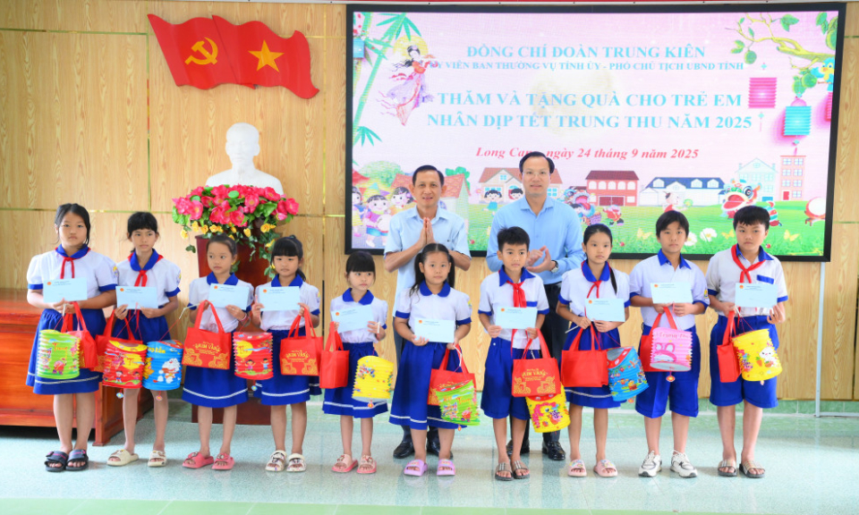 Ph&oacute; Chủ tịch UBND tỉnh Đo&agrave;n Trung Ki&ecirc;n thăm, tặng qu&agrave; Trung thu cho trẻ em tại x&atilde; Long Cang