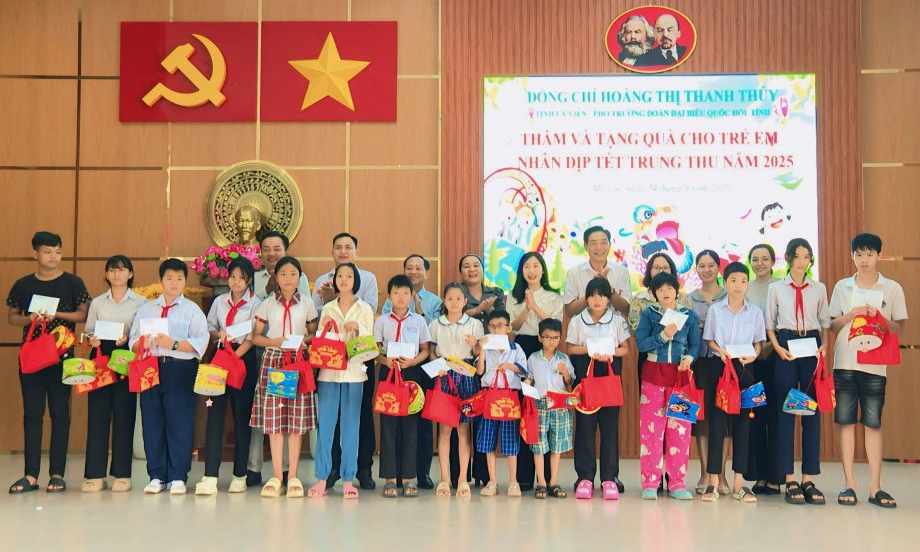 Ph&oacute; Trưởng đo&agrave;n chuy&ecirc;n tr&aacute;ch Đo&agrave;n đại biểu Quốc hội tỉnh Ho&agrave;ng Thị Thanh Th&uacute;y tặng qu&agrave; Trung thu tại x&atilde; Mỹ Lộc, x&atilde; Phước Vĩnh T&acirc;y