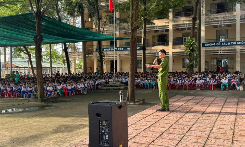 C&ocirc;ng an x&atilde; T&acirc;n Ch&acirc;u: Tuy&ecirc;n truyền ph&aacute;p luật về an to&agrave;n giao th&ocirc;ng v&agrave; ph&ograve;ng, chống ph&aacute;o nổ