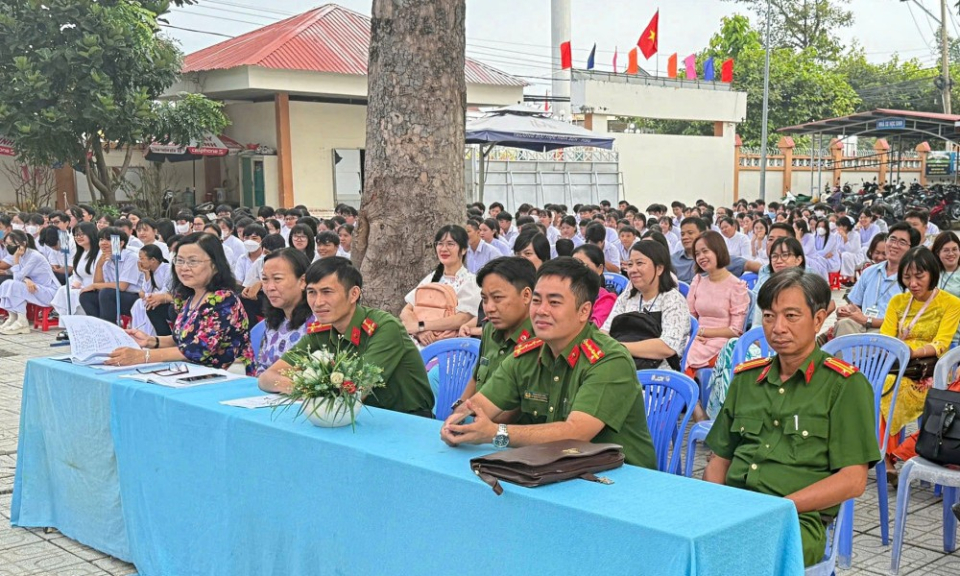 C&ocirc;ng an phường T&acirc;n Ninh tuy&ecirc;n truyền ph&ograve;ng, chống bạo lực học đường