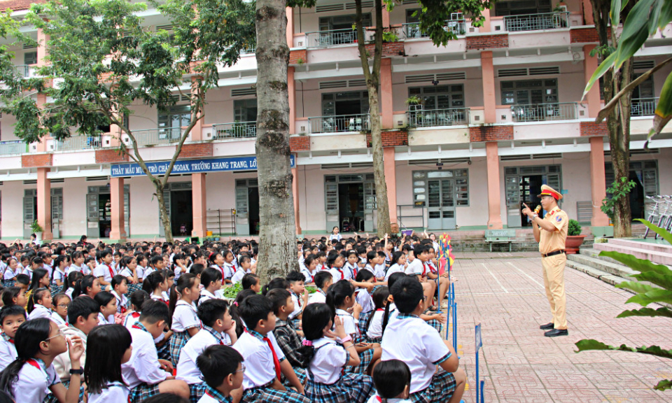 Tuy&ecirc;n truyền an to&agrave;n giao th&ocirc;ng, trao tặng xe đạp cho học sinh x&atilde; T&acirc;n Bi&ecirc;n