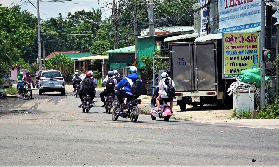 Người d&acirc;n lo lắng kh&ocirc;ng đảm bảo an to&agrave;n giao th&ocirc;ng tại tuyến đường Phước Thạnh &ndash; B&agrave;u Đồn