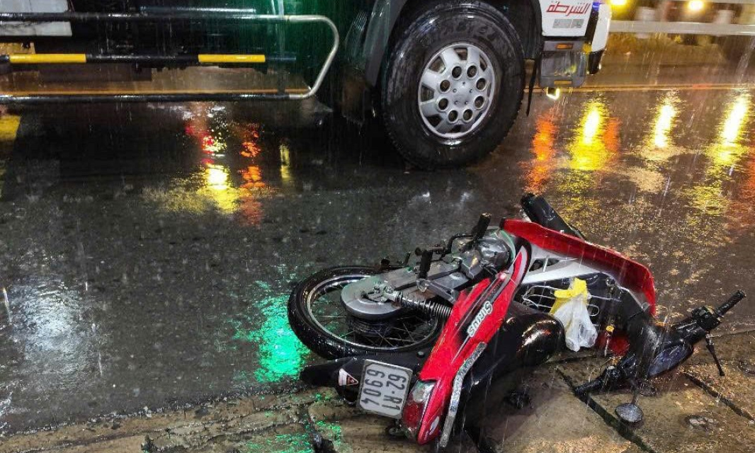 Xe tải va chạm xe m&aacute;y, người phụ nữ tử vong