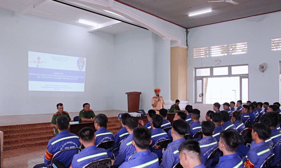 Tuy&ecirc;n truyền an to&agrave;n giao th&ocirc;ng cho học vi&ecirc;n tại Cơ sở cai nghiện ma t&uacute;y