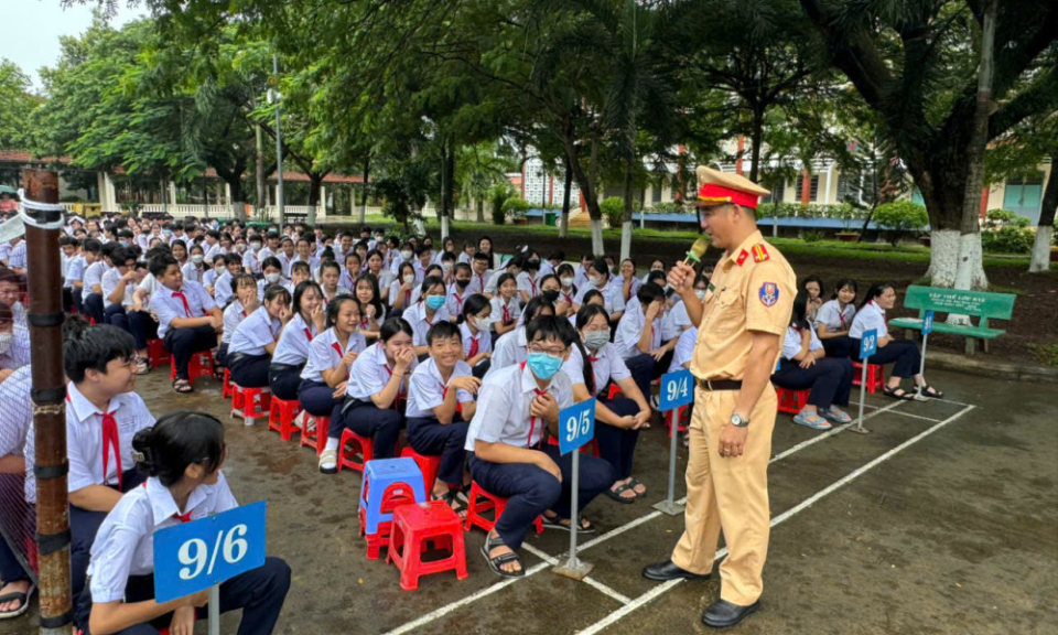 Cảnh s&aacute;t giao th&ocirc;ng tuy&ecirc;n truyền ph&aacute;p luật cho học sinh Trường THCS Hậu Nghĩa