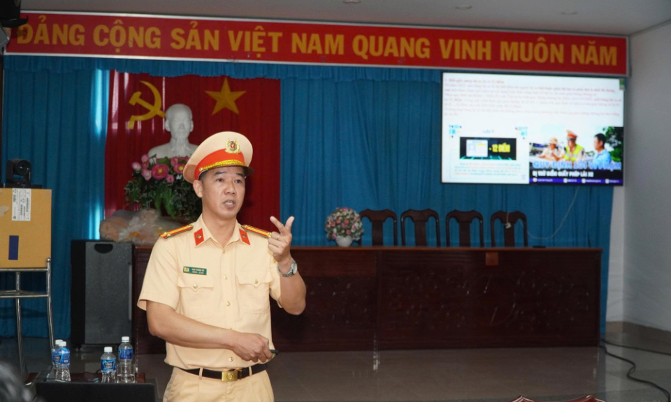 Tuy&ecirc;n truyền, phổ biến kiến thức về an to&agrave;n giao th&ocirc;ng cho c&aacute;n bộ, nh&acirc;n vi&ecirc;n điện lực