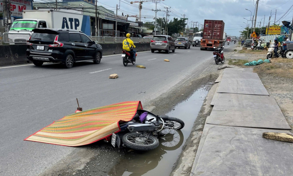 Người phụ nữ bị xe container c&aacute;n tử vong tr&ecirc;n Quốc lộ 1