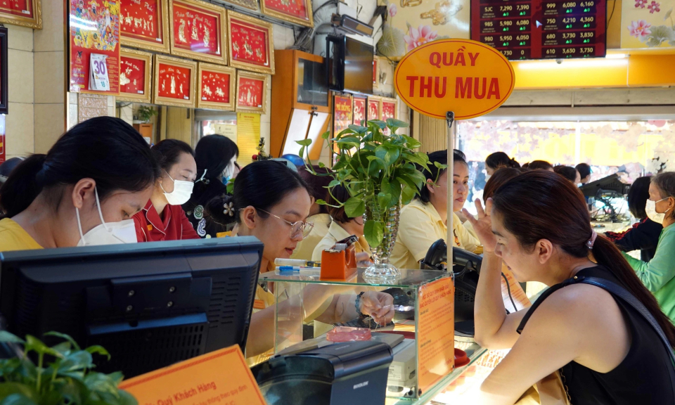Gi&aacute; v&agrave;ng h&ocirc;m nay 28/9: Tăng cao nhưng người mua vẫn lỗ