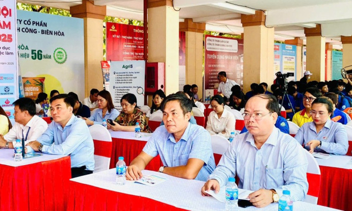 Hơn 1.000 học sinh, sinh vi&ecirc;n, người lao động tham gia Ng&agrave;y hội việc l&agrave;m năm 2025