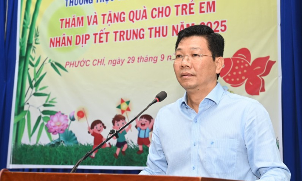 Ph&oacute; B&iacute; thư Thường trực Tỉnh ủy Nguyễn Mạnh H&ugrave;ng tặng qu&agrave; Trung thu tại phường Trảng B&agrave;ng v&agrave; x&atilde; Phước Chỉ