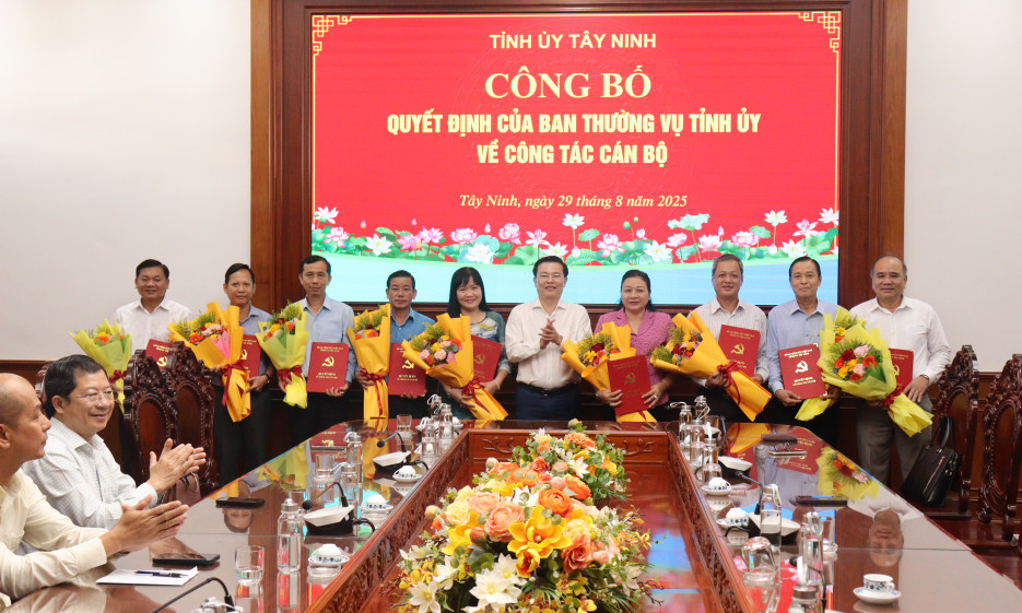 Tỉnh ủy T&acirc;y Ninh c&ocirc;ng bố c&aacute;c quyết định về c&ocirc;ng t&aacute;c c&aacute;n bộ