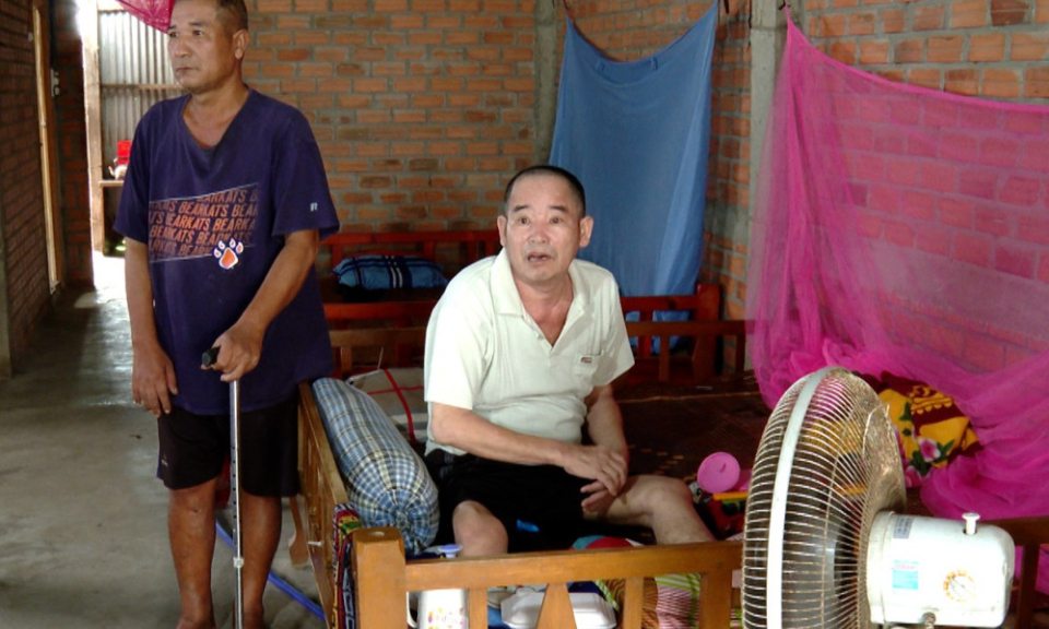 X&oacute;t xa cảnh 2 anh em đều bệnh tật