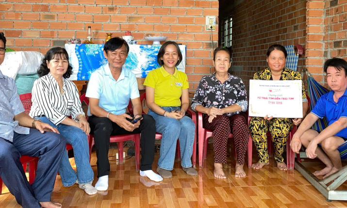 Chương tr&igrave;nh Từ tr&aacute;i tim đến tr&aacute;i tim: Trao tiền hỗ trợ cho anh Nguyễn Văn Dự